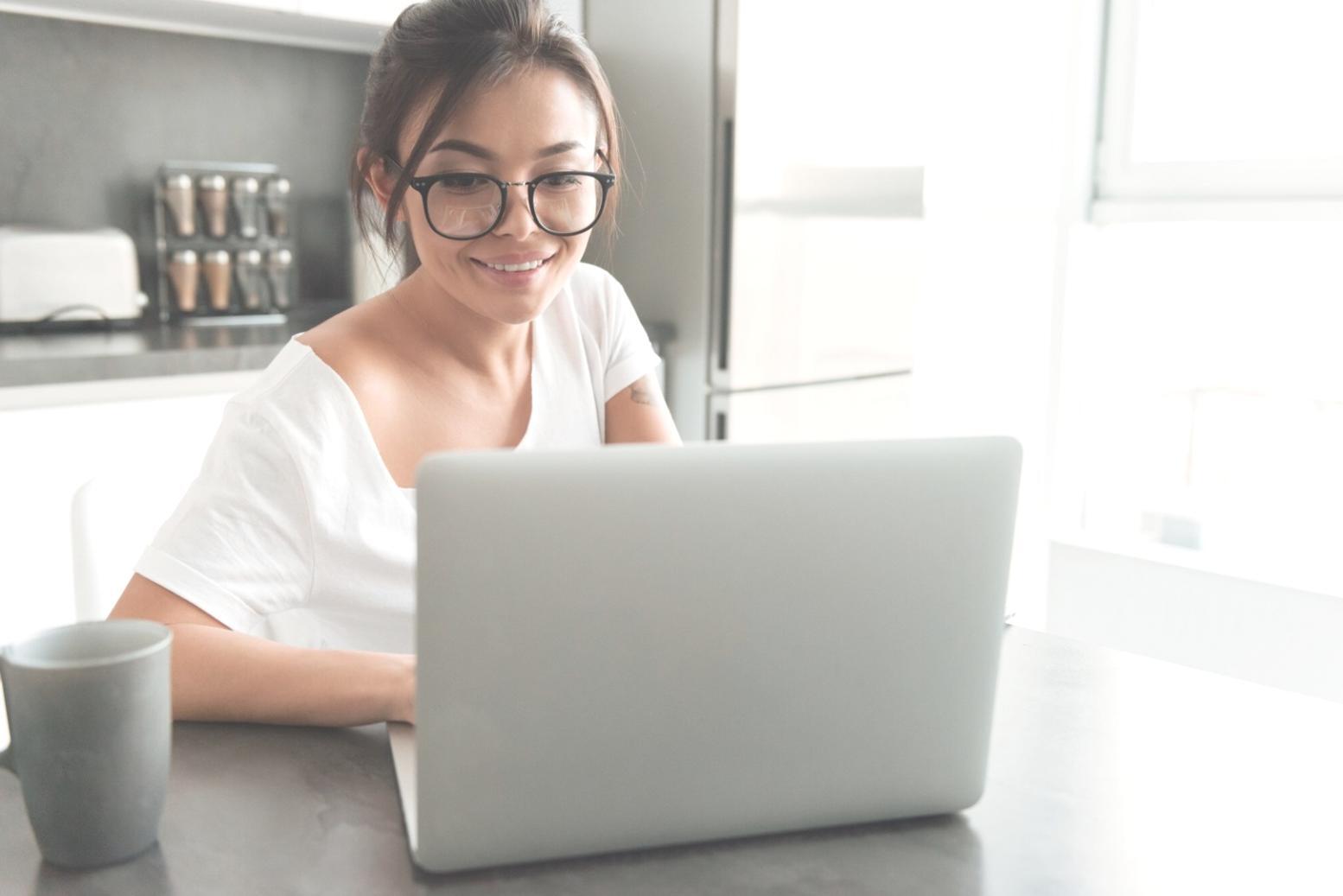Ambiente de formación profesional mostrando análisis financiero